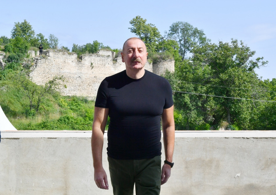 Prezident İlham Əliyev Şuşada 1 nömrəli tam orta məktəbin binasında tikinti işlərinin gedişi ilə tanış olub<font color=red> - FOTOLAR</font>