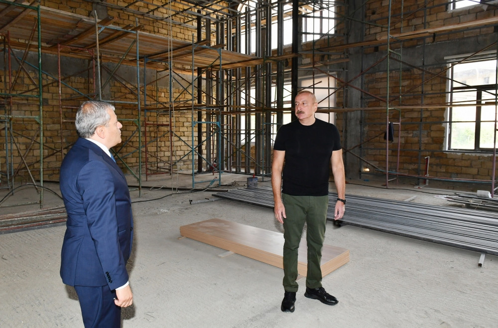 Prezident İlham Əliyev Şuşada 1 nömrəli tam orta məktəbin binasında tikinti işlərinin gedişi ilə tanış olub<font color=red> - FOTOLAR</font>