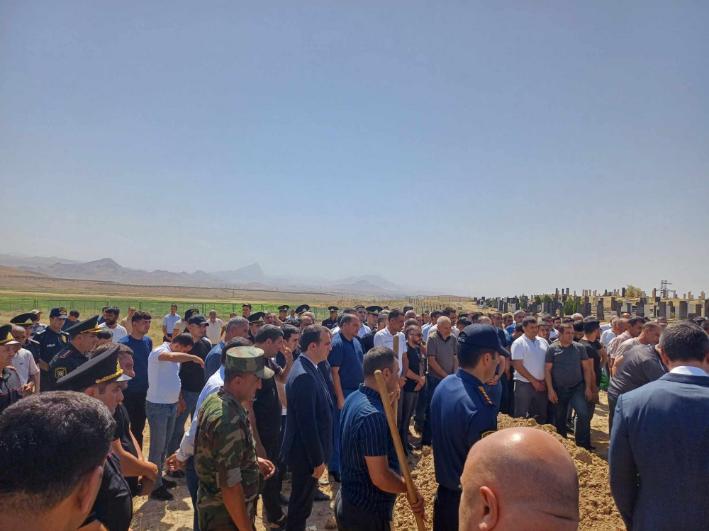 Naxçıvanda göldə batan şəxsləri xilas etməyə çalışarkən boğularaq ölən polis dəfn olunub<font color=red> - FOTOLAR</font>
