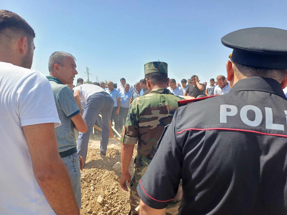 Naxçıvanda göldə batan şəxsləri xilas etməyə çalışarkən boğularaq ölən polis dəfn olunub<font color=red> - FOTOLAR</font>