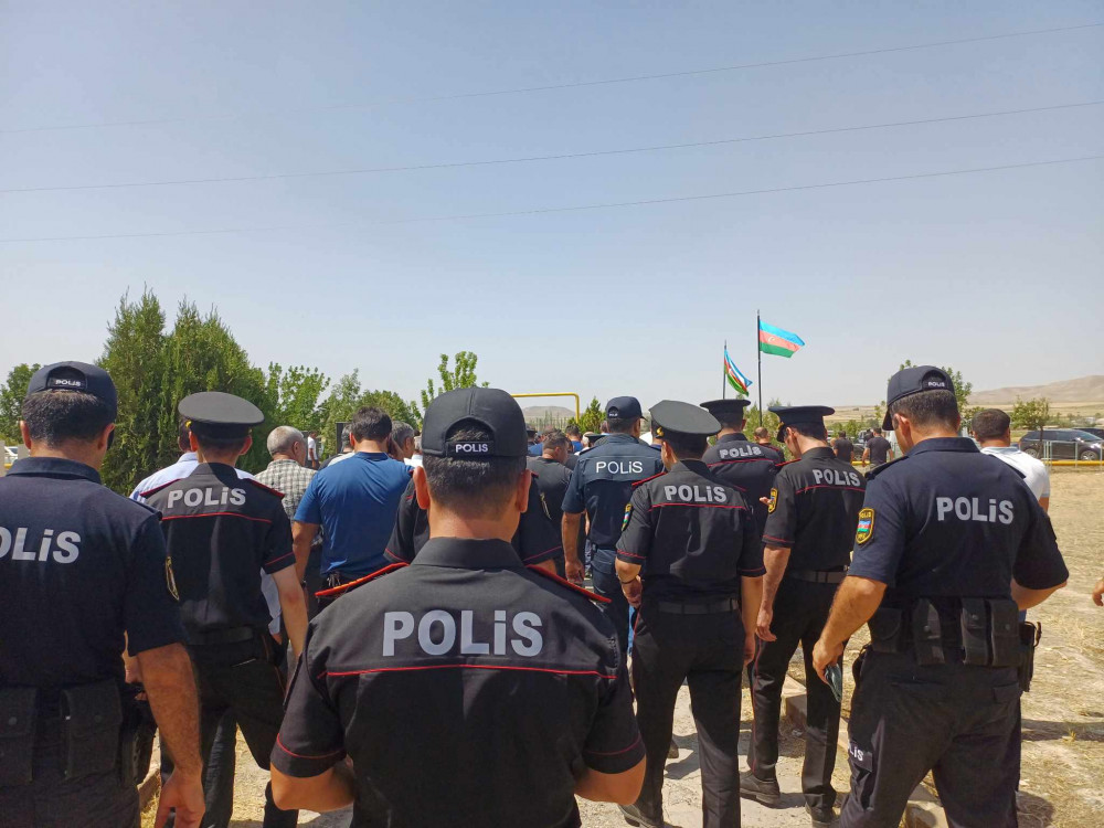 Naxçıvanda göldə batan şəxsləri xilas etməyə çalışarkən boğularaq ölən polis dəfn olunub<font color=red> - FOTOLAR</font>