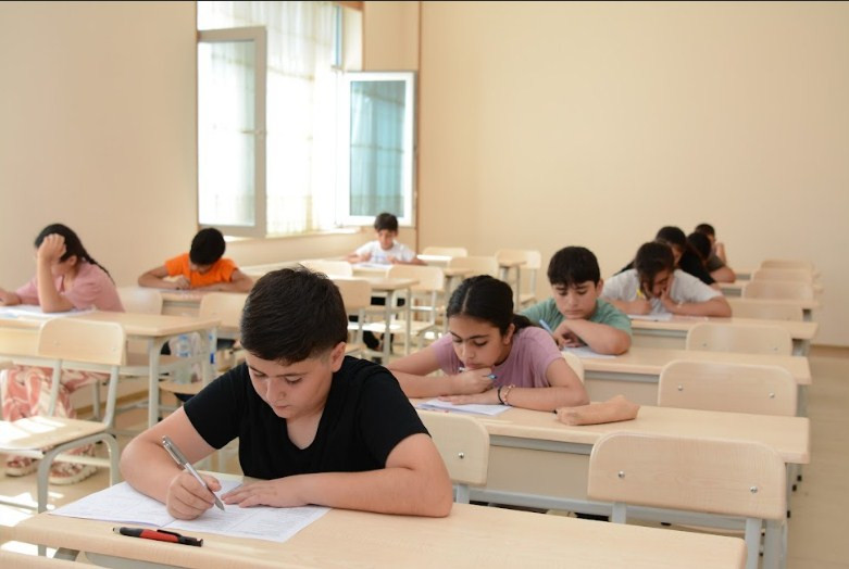 Naxçıvan Dövlət Universitetinin Kimya-Biologiya təmayüllü liseyinə qəbul imtahanı keçirilib<font color=red> - FOTOLAR</font>