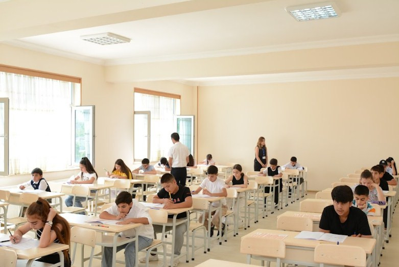 Naxçıvan Dövlət Universitetinin Kimya-Biologiya təmayüllü liseyinə qəbul imtahanı keçirilib<font color=red> - FOTOLAR</font>