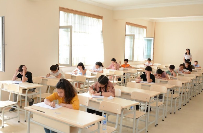 Naxçıvan Dövlət Universitetinin Kimya-Biologiya təmayüllü liseyinə qəbul imtahanı keçirilib<font color=red> - FOTOLAR</font>