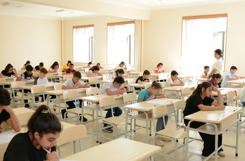 Naxçıvan Dövlət Universitetinin Kimya-Biologiya təmayüllü liseyinə qəbul imtahanı keçirilib<font color=red> - FOTOLAR</font>