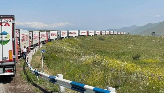19 erməni yük maşını sərhədimizdə gözləməyə davam edir<font color=red> - FOTOLAR</font>