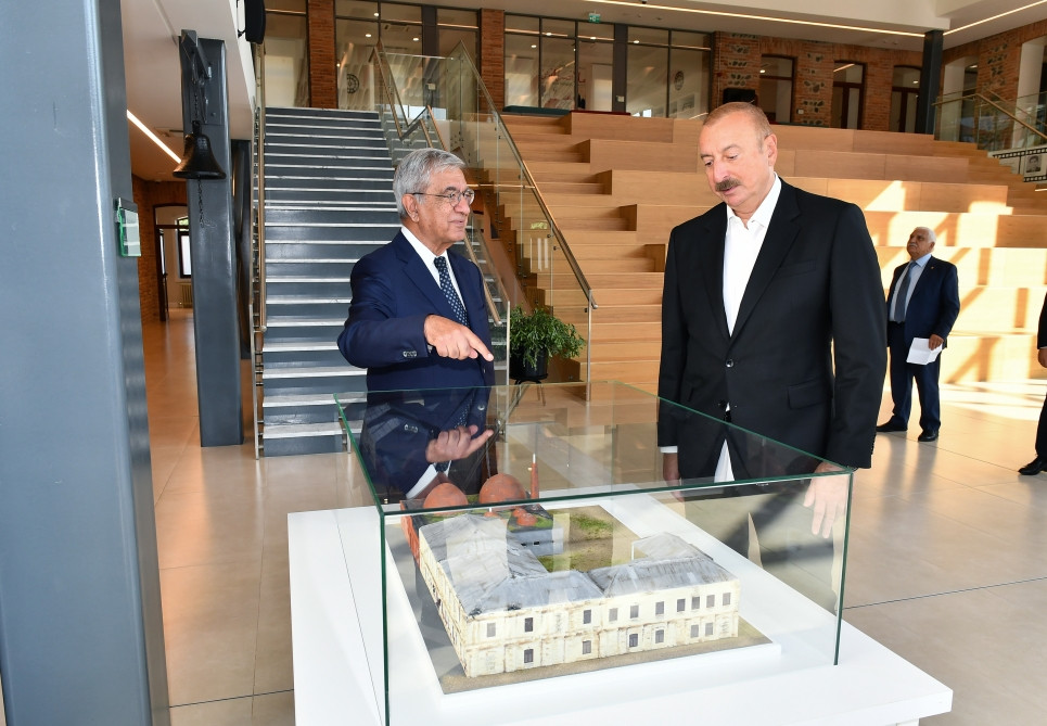 Prezident İlham Əliyev Qazax Müəllimlər Seminariyası ADA Universiteti Qazax Mərkəzində yaradılan şəraitlə tanış olub<font color='red'> - YENİLƏNİB</font><font color=red> - FOTOLAR</font>