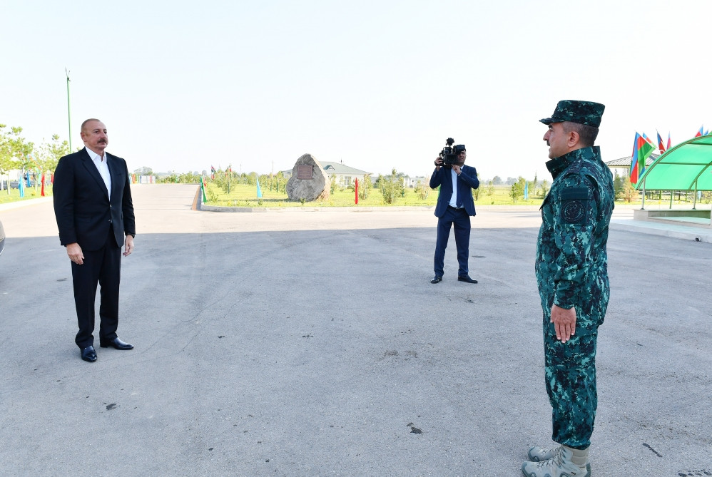 Prezident İlham Əliyev“Qazax” Əlahiddə Sərhəd Diviziyasının qarnizon kompleksində yaradılan şəraitlə tanış olub<font color='red'> - YENİLƏNİB</font><font color=red> - FOTOLAR</font>