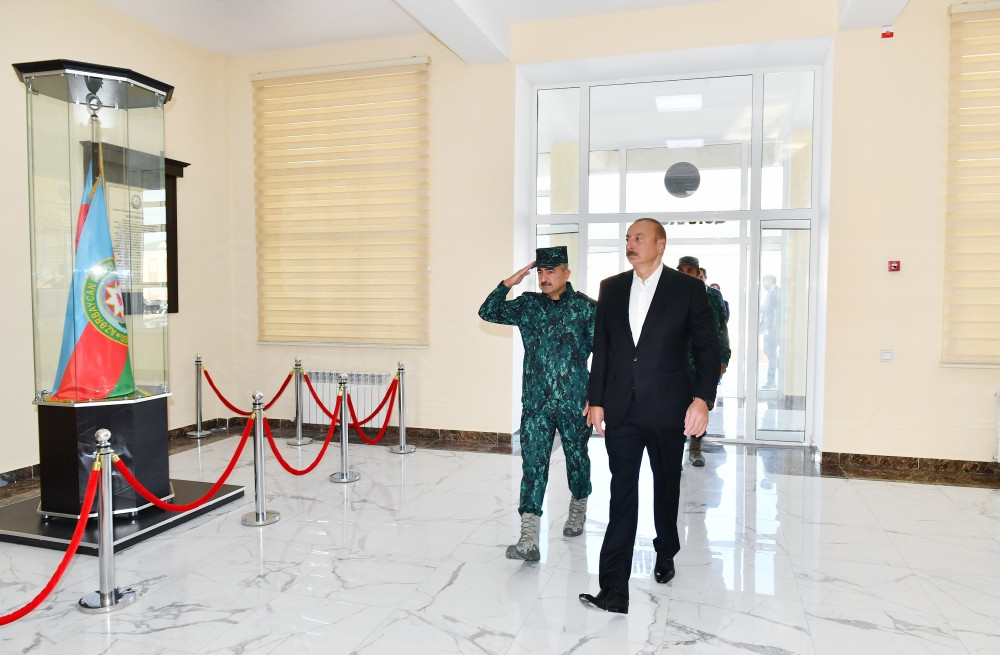 Prezident İlham Əliyev“Qazax” Əlahiddə Sərhəd Diviziyasının qarnizon kompleksində yaradılan şəraitlə tanış olub<font color='red'> - YENİLƏNİB</font><font color=red> - FOTOLAR</font>