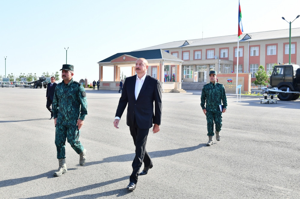 Prezident İlham Əliyev“Qazax” Əlahiddə Sərhəd Diviziyasının qarnizon kompleksində yaradılan şəraitlə tanış olub<font color='red'> - YENİLƏNİB</font><font color=red> - FOTOLAR</font>