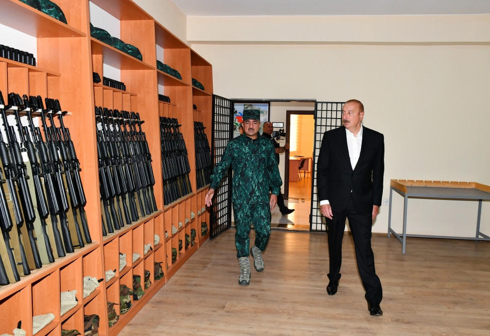 Prezident İlham Əliyev“Qazax” Əlahiddə Sərhəd Diviziyasının qarnizon kompleksində yaradılan şəraitlə tanış olub<font color='red'> - YENİLƏNİB</font><font color=red> - FOTOLAR</font>