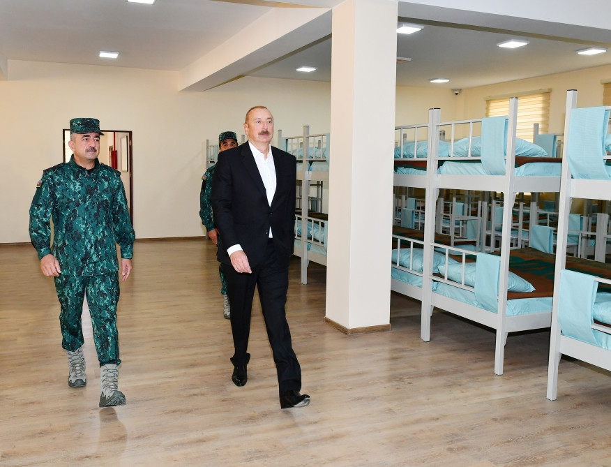 Prezident İlham Əliyev“Qazax” Əlahiddə Sərhəd Diviziyasının qarnizon kompleksində yaradılan şəraitlə tanış olub<font color='red'> - YENİLƏNİB</font><font color=red> - FOTOLAR</font>