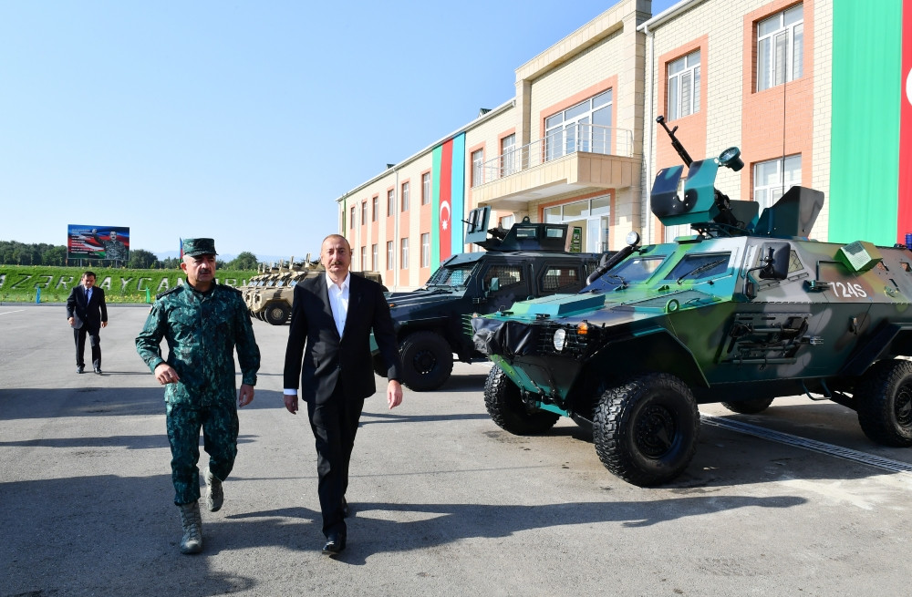 Prezident İlham Əliyev“Qazax” Əlahiddə Sərhəd Diviziyasının qarnizon kompleksində yaradılan şəraitlə tanış olub<font color='red'> - YENİLƏNİB</font><font color=red> - FOTOLAR</font>