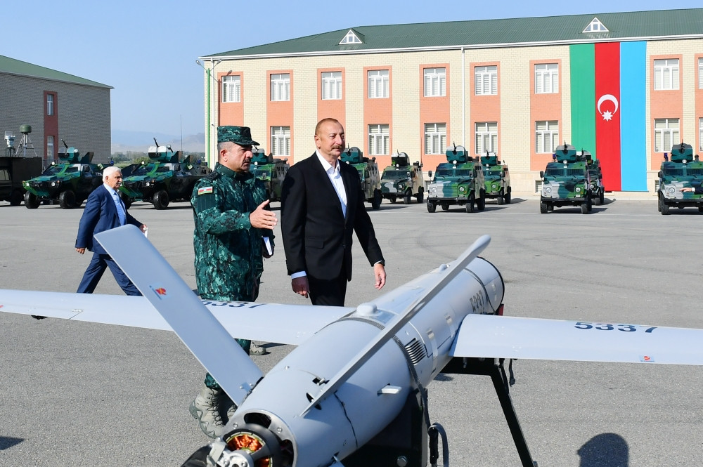 Prezident İlham Əliyev“Qazax” Əlahiddə Sərhəd Diviziyasının qarnizon kompleksində yaradılan şəraitlə tanış olub<font color='red'> - YENİLƏNİB</font><font color=red> - FOTOLAR</font>