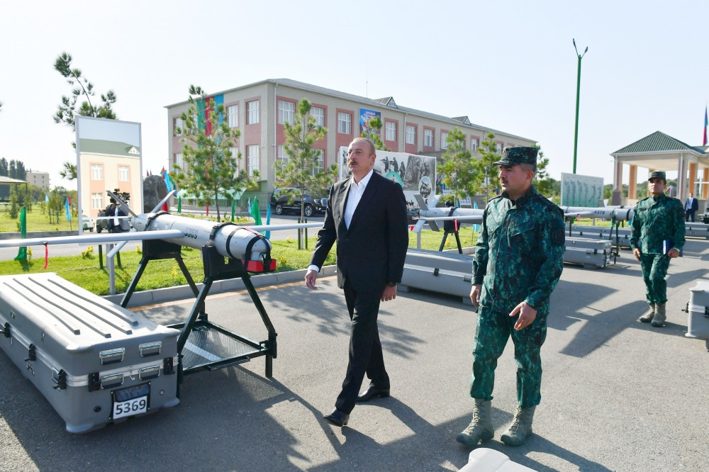 Prezident İlham Əliyev“Qazax” Əlahiddə Sərhəd Diviziyasının qarnizon kompleksində yaradılan şəraitlə tanış olub<font color='red'> - YENİLƏNİB</font><font color=red> - FOTOLAR</font>
