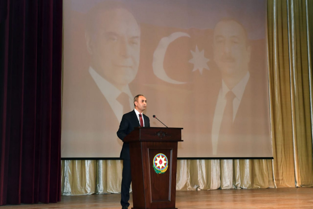 Təhsili xüsusi nailiyyətlərlə başa vurmuş və qəbul imtahanlarında yüksək bal toplamış məzunlarla görüş keçirilib<font color=red> - FOTOLAR</font>