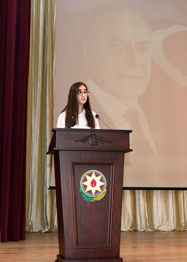 Təhsili xüsusi nailiyyətlərlə başa vurmuş və qəbul imtahanlarında yüksək bal toplamış məzunlarla görüş keçirilib<font color=red> - FOTOLAR</font>
