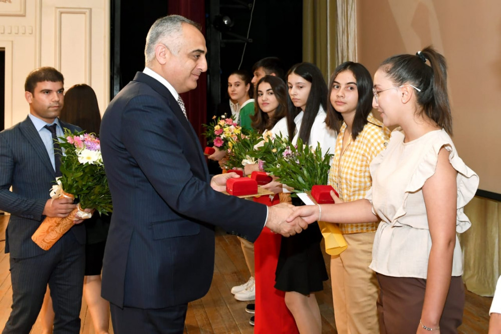 Təhsili xüsusi nailiyyətlərlə başa vurmuş və qəbul imtahanlarında yüksək bal toplamış məzunlarla görüş keçirilib<font color=red> - FOTOLAR</font>
