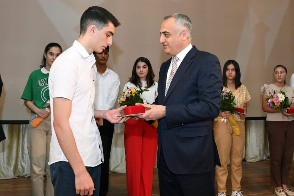 Təhsili xüsusi nailiyyətlərlə başa vurmuş və qəbul imtahanlarında yüksək bal toplamış məzunlarla görüş keçirilib<font color=red> - FOTOLAR</font>