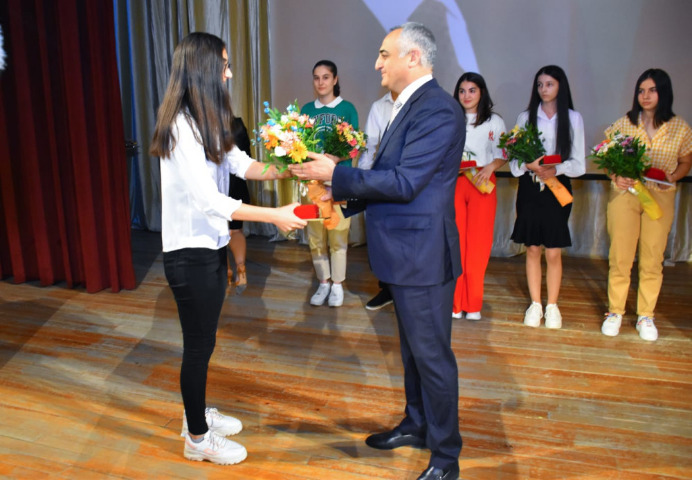 Təhsili xüsusi nailiyyətlərlə başa vurmuş və qəbul imtahanlarında yüksək bal toplamış məzunlarla görüş keçirilib<font color=red> - FOTOLAR</font>