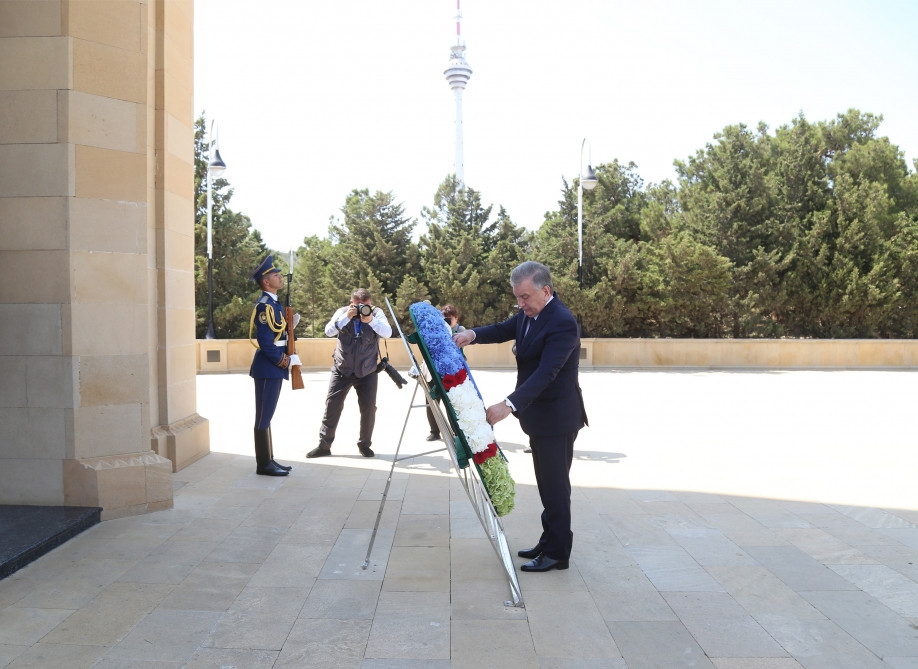 Özbəkistan Prezidenti Şavkat Mirziyoyev şəhidlərin xatirəsini ehtiramla yad edib<font color=red> - FOTOLAR</font>