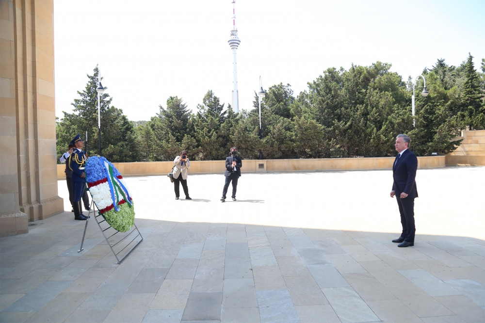 Özbəkistan Prezidenti Şavkat Mirziyoyev şəhidlərin xatirəsini ehtiramla yad edib<font color=red> - FOTOLAR</font>