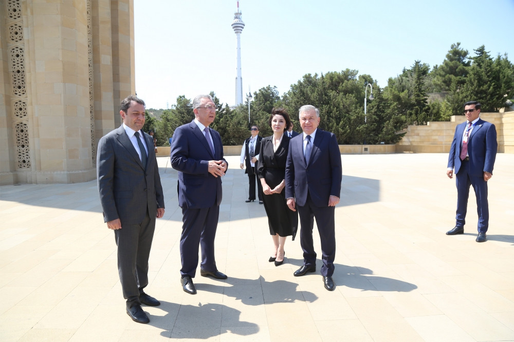 Özbəkistan Prezidenti Şavkat Mirziyoyev şəhidlərin xatirəsini ehtiramla yad edib<font color=red> - FOTOLAR</font>