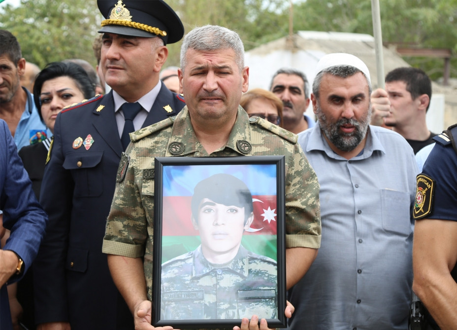 Otuz bir il əvvəl şəhid olan Nurəli Abdullayev torpağa tapşırılıb<font color=red> - FOTOLAR</font>