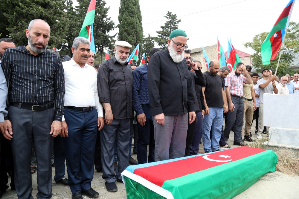Otuz bir il əvvəl şəhid olan Nurəli Abdullayev torpağa tapşırılıb<font color=red> - FOTOLAR</font>