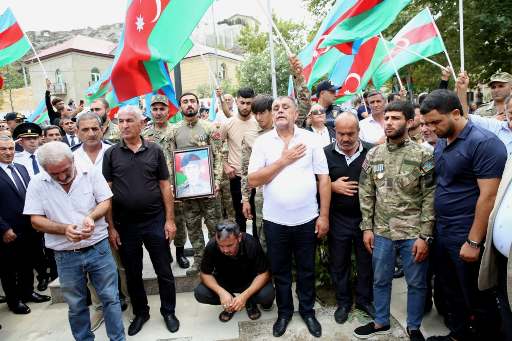 Daşaltıda nəşinin qalıqları tapılan Nofəl Qurbanov torpağa tapşırılıb<font color=red> - FOTOLAR</font>