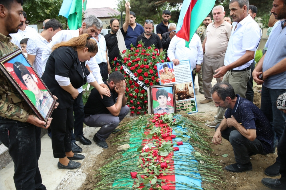 Daşaltıda nəşinin qalıqları tapılan Nofəl Qurbanov torpağa tapşırılıb<font color=red> - FOTOLAR</font>