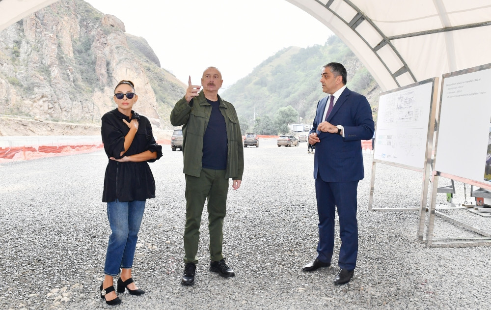 Prezident İlham Əliyev və Mehriban Əliyeva “İstisu” mineral sudoldurma zavodunun tikintisi və “İstisu” Müalicə-İstirahət Kompleksində görülən işlərlə tanış olub<font color=red> - FOTOLAR</font>