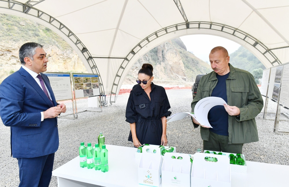 Prezident İlham Əliyev və Mehriban Əliyeva “İstisu” mineral sudoldurma zavodunun tikintisi və “İstisu” Müalicə-İstirahət Kompleksində görülən işlərlə tanış olub<font color=red> - FOTOLAR</font>