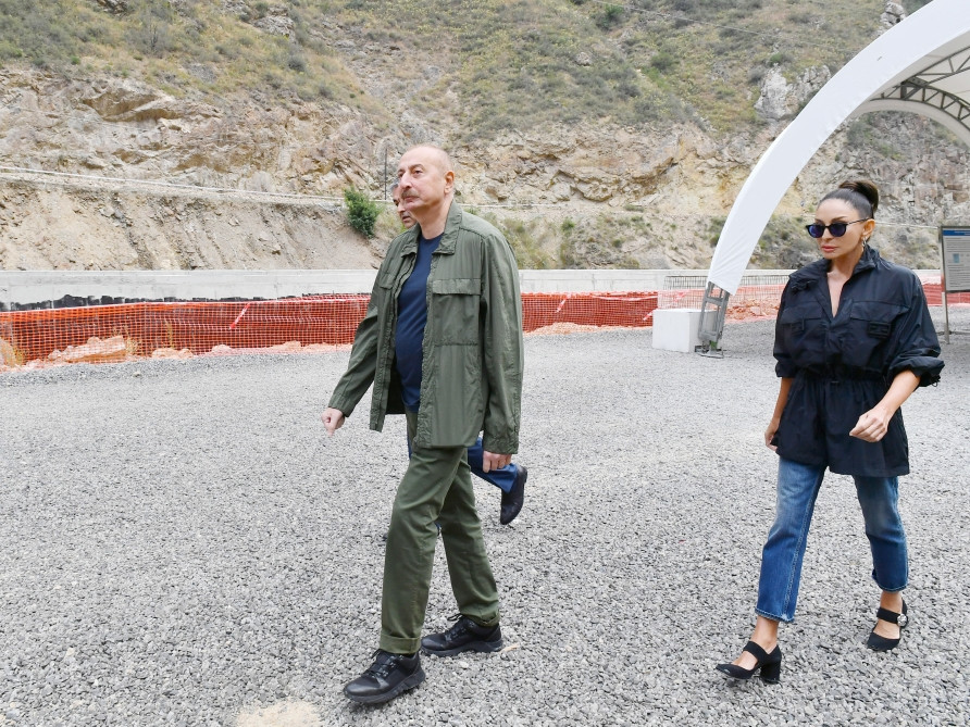Prezident İlham Əliyev və Mehriban Əliyeva “İstisu” mineral sudoldurma zavodunun tikintisi və “İstisu” Müalicə-İstirahət Kompleksində görülən işlərlə tanış olub<font color=red> - FOTOLAR</font>