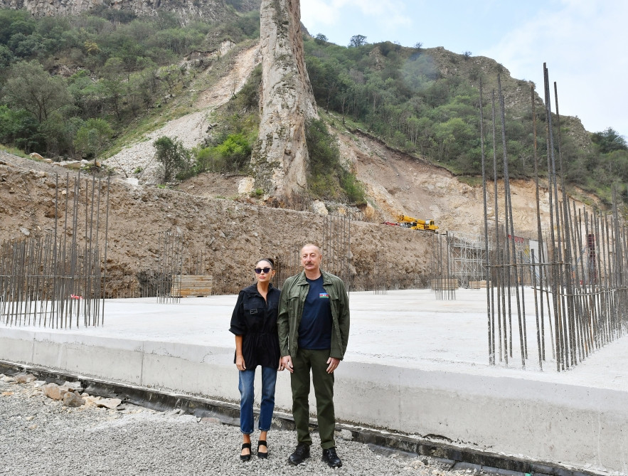Prezident İlham Əliyev və Mehriban Əliyeva “İstisu” mineral sudoldurma zavodunun tikintisi və “İstisu” Müalicə-İstirahət Kompleksində görülən işlərlə tanış olub<font color=red> - FOTOLAR</font>