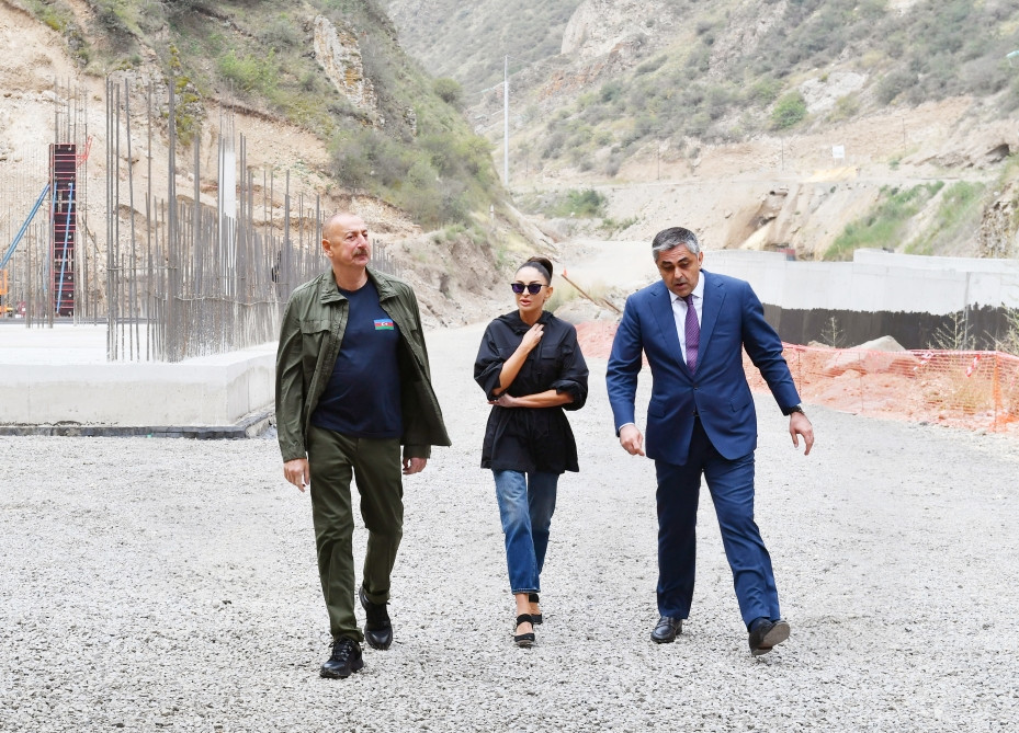 Prezident İlham Əliyev və Mehriban Əliyeva “İstisu” mineral sudoldurma zavodunun tikintisi və “İstisu” Müalicə-İstirahət Kompleksində görülən işlərlə tanış olub<font color=red> - FOTOLAR</font>