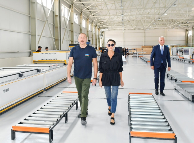 Prezident və birinci xanım Laçının sənaye zonasında mebel fabrikinin açılışında iştirak edib, bir sıra müəssisələrdə yaradılan şəraitlə tanış olublar<font color=red> - FOTOLAR</font>