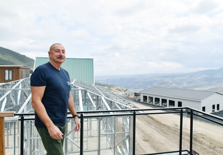 Prezident və birinci xanım Laçının sənaye zonasında mebel fabrikinin açılışında iştirak edib, bir sıra müəssisələrdə yaradılan şəraitlə tanış olublar<font color=red> - FOTOLAR</font>