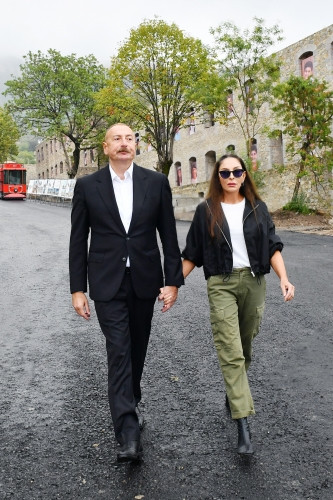 Prezident İlham Əliyev və birinci xanım Mehriban Əliyeva Laçın şəhərində Mənzərəli terrasda və Bayraq Meydanının qarşısında keçirilən “Laçın Şəhəri Günü” bayram şənliklərində iştirak ediblər<font color='red'> - YENİLƏNİB</font><font color=red> - FOTOLAR</font>
