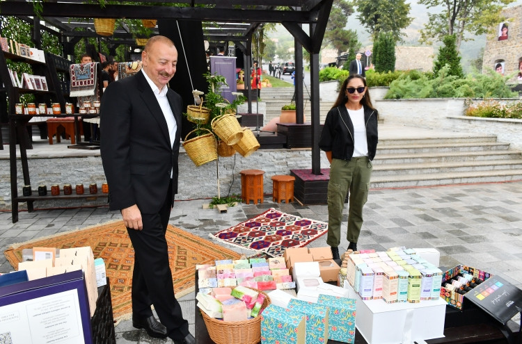 Prezident İlham Əliyev və birinci xanım Mehriban Əliyeva Laçın şəhərində Mənzərəli terrasda və Bayraq Meydanının qarşısında keçirilən “Laçın Şəhəri Günü” bayram şənliklərində iştirak ediblər<font color='red'> - YENİLƏNİB</font><font color=red> - FOTOLAR</font>