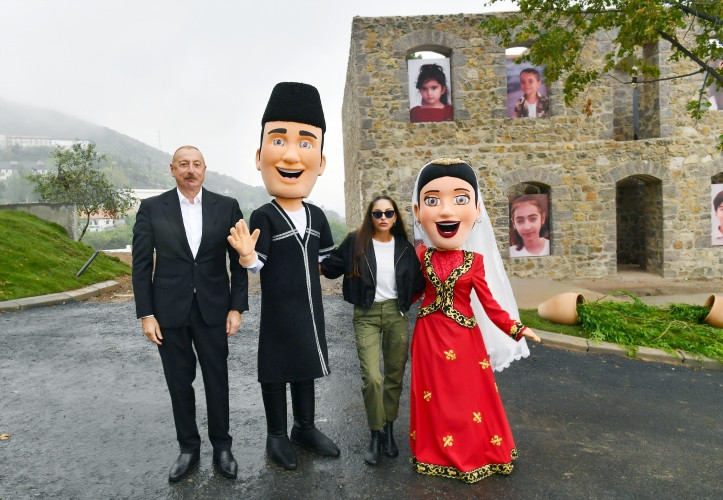 Prezident İlham Əliyev və birinci xanım Mehriban Əliyeva Laçın şəhərində Mənzərəli terrasda və Bayraq Meydanının qarşısında keçirilən “Laçın Şəhəri Günü” bayram şənliklərində iştirak ediblər<font color='red'> - YENİLƏNİB</font><font color=red> - FOTOLAR</font>