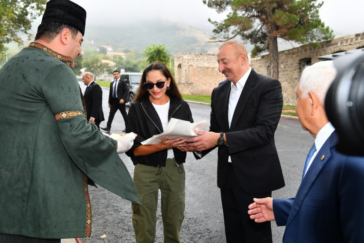 Prezident İlham Əliyev və birinci xanım Mehriban Əliyeva Laçın şəhərində Mənzərəli terrasda və Bayraq Meydanının qarşısında keçirilən “Laçın Şəhəri Günü” bayram şənliklərində iştirak ediblər<font color='red'> - YENİLƏNİB</font><font color=red> - FOTOLAR</font>