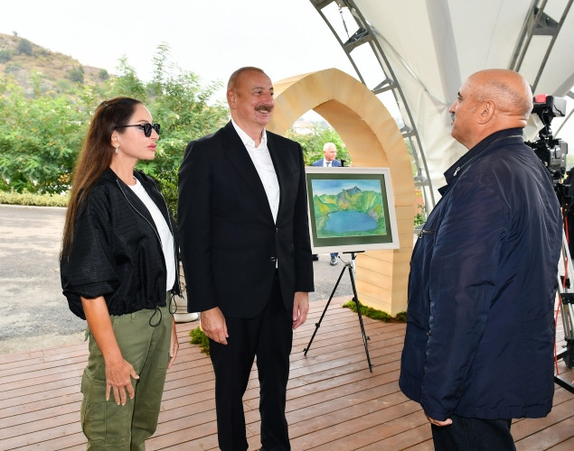 Prezident İlham Əliyev və birinci xanım Mehriban Əliyeva Laçın şəhərində Mənzərəli terrasda və Bayraq Meydanının qarşısında keçirilən “Laçın Şəhəri Günü” bayram şənliklərində iştirak ediblər<font color='red'> - YENİLƏNİB</font><font color=red> - FOTOLAR</font>