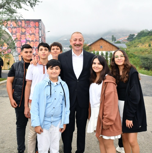 Prezident İlham Əliyev və birinci xanım Mehriban Əliyeva Laçın şəhərində Mənzərəli terrasda və Bayraq Meydanının qarşısında keçirilən “Laçın Şəhəri Günü” bayram şənliklərində iştirak ediblər<font color='red'> - YENİLƏNİB</font><font color=red> - FOTOLAR</font>