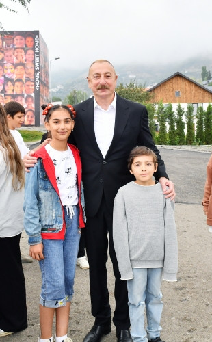 Prezident İlham Əliyev və birinci xanım Mehriban Əliyeva Laçın şəhərində Mənzərəli terrasda və Bayraq Meydanının qarşısında keçirilən “Laçın Şəhəri Günü” bayram şənliklərində iştirak ediblər<font color='red'> - YENİLƏNİB</font><font color=red> - FOTOLAR</font>