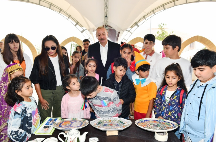 Prezident İlham Əliyev və birinci xanım Mehriban Əliyeva Laçın şəhərində Mənzərəli terrasda və Bayraq Meydanının qarşısında keçirilən “Laçın Şəhəri Günü” bayram şənliklərində iştirak ediblər<font color='red'> - YENİLƏNİB</font><font color=red> - FOTOLAR</font>