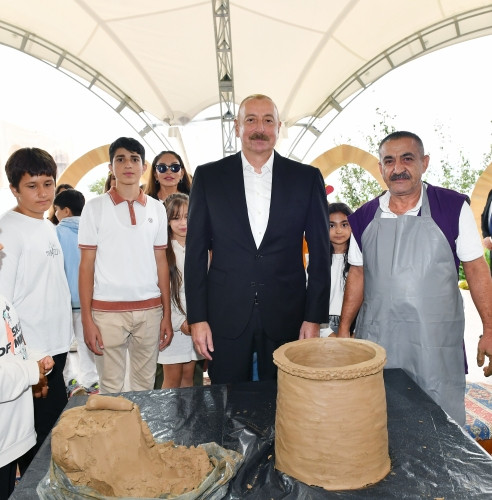 Prezident İlham Əliyev və birinci xanım Mehriban Əliyeva Laçın şəhərində Mənzərəli terrasda və Bayraq Meydanının qarşısında keçirilən “Laçın Şəhəri Günü” bayram şənliklərində iştirak ediblər<font color='red'> - YENİLƏNİB</font><font color=red> - FOTOLAR</font>