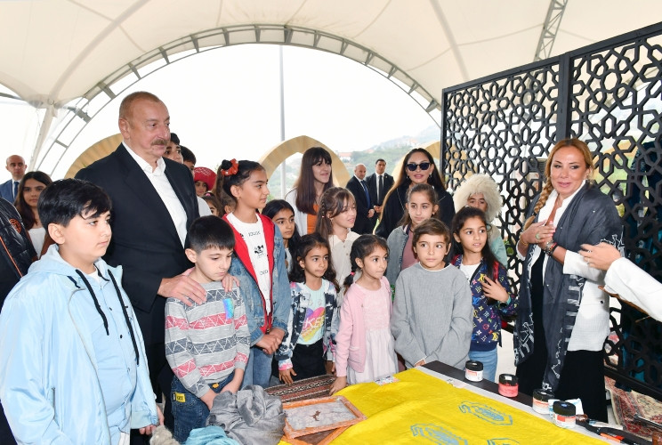 Prezident İlham Əliyev və birinci xanım Mehriban Əliyeva Laçın şəhərində Mənzərəli terrasda və Bayraq Meydanının qarşısında keçirilən “Laçın Şəhəri Günü” bayram şənliklərində iştirak ediblər<font color='red'> - YENİLƏNİB</font><font color=red> - FOTOLAR</font>