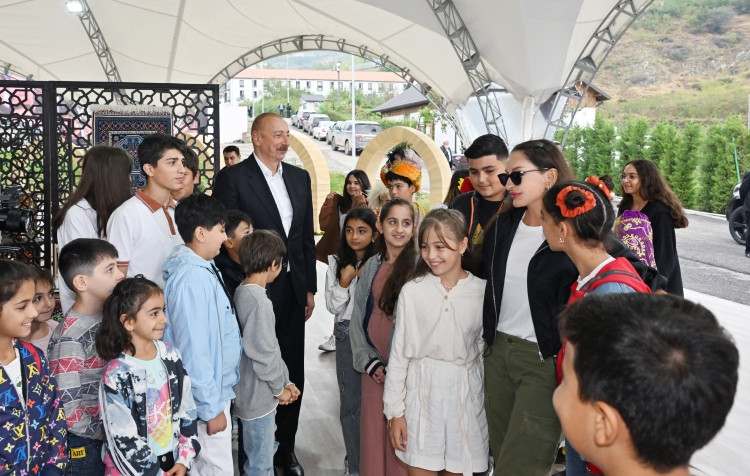 Prezident İlham Əliyev və birinci xanım Mehriban Əliyeva Laçın şəhərində Mənzərəli terrasda və Bayraq Meydanının qarşısında keçirilən “Laçın Şəhəri Günü” bayram şənliklərində iştirak ediblər<font color='red'> - YENİLƏNİB</font><font color=red> - FOTOLAR</font>
