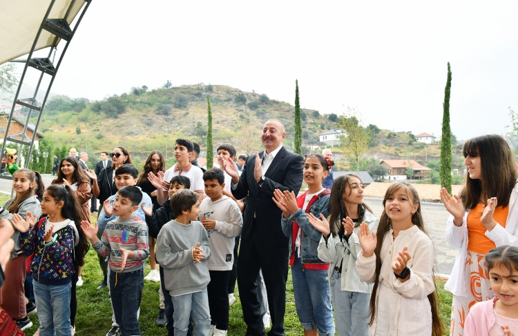 Prezident İlham Əliyev və birinci xanım Mehriban Əliyeva Laçın şəhərində Mənzərəli terrasda və Bayraq Meydanının qarşısında keçirilən “Laçın Şəhəri Günü” bayram şənliklərində iştirak ediblər<font color='red'> - YENİLƏNİB</font><font color=red> - FOTOLAR</font>